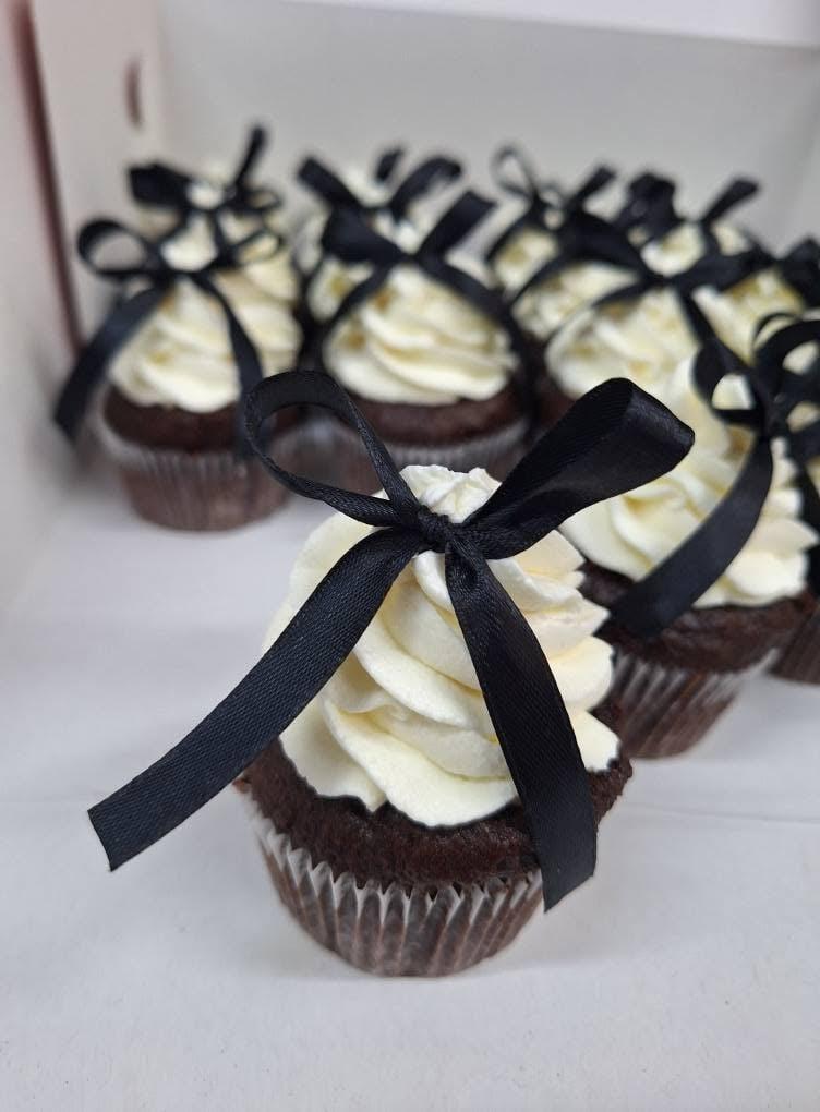 Cupcakes με μαύρους φιόγκους