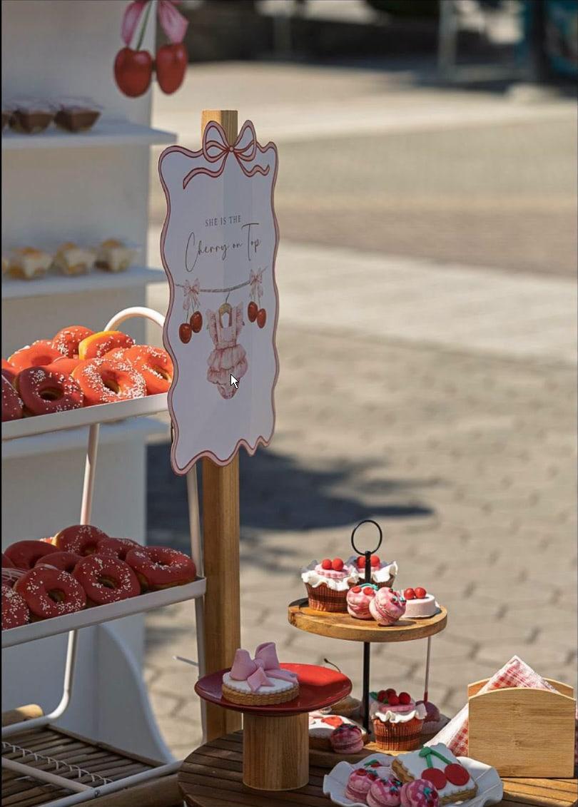 Μπουφές «Cherry on top» με donuts και γλυκάκια