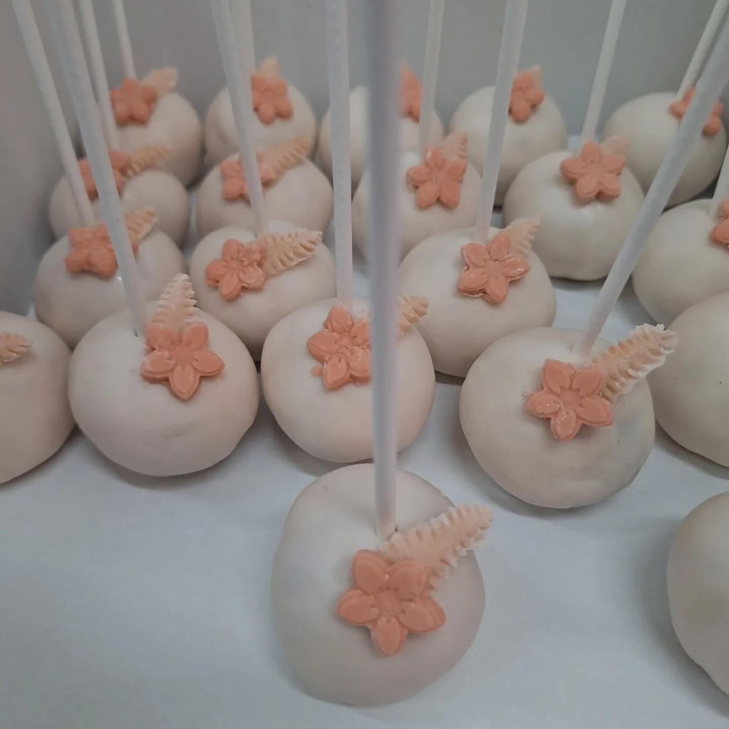 Λευκά cakepops με λουλουδάκια