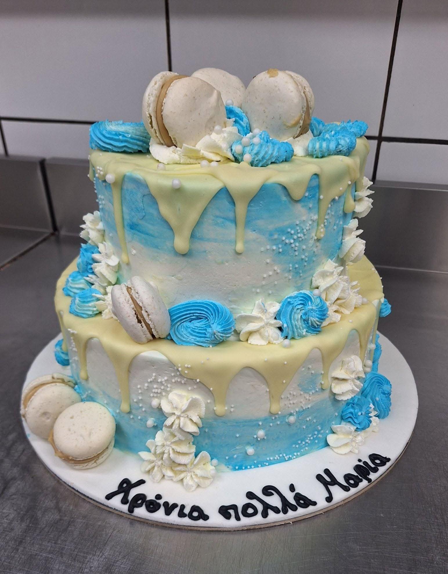 Διώροφη γαλάζια τούρτα με macarons