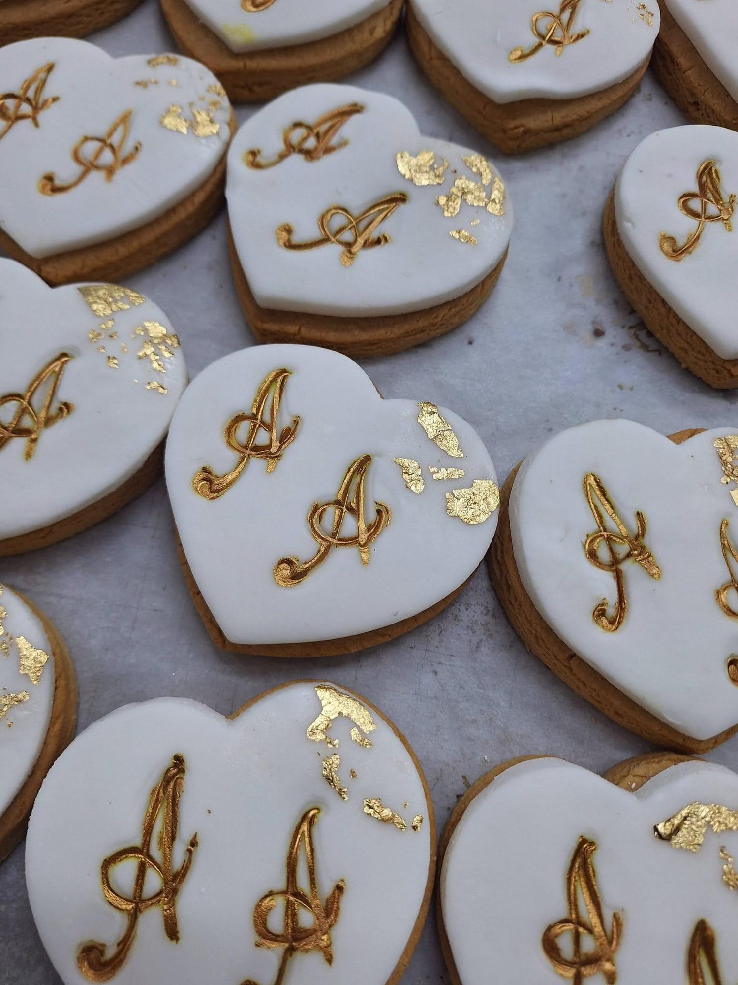 Cookies καρδιές με μονόγραμμα