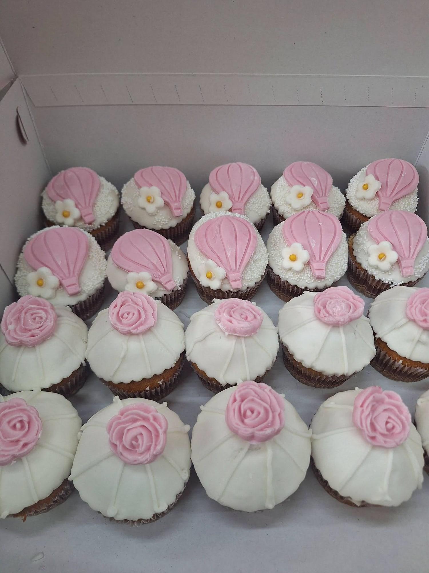 Cupcakes με ροζ τριαντάφυλλα