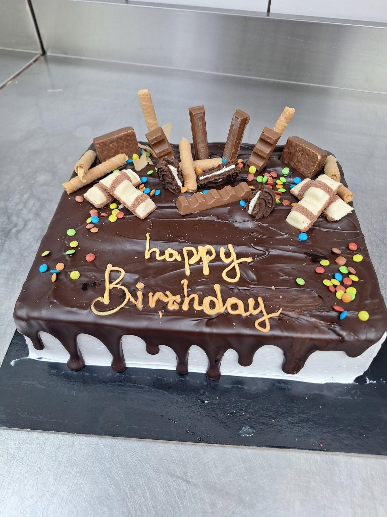 Σοκολατένια τούρτα «Happy Birthday»