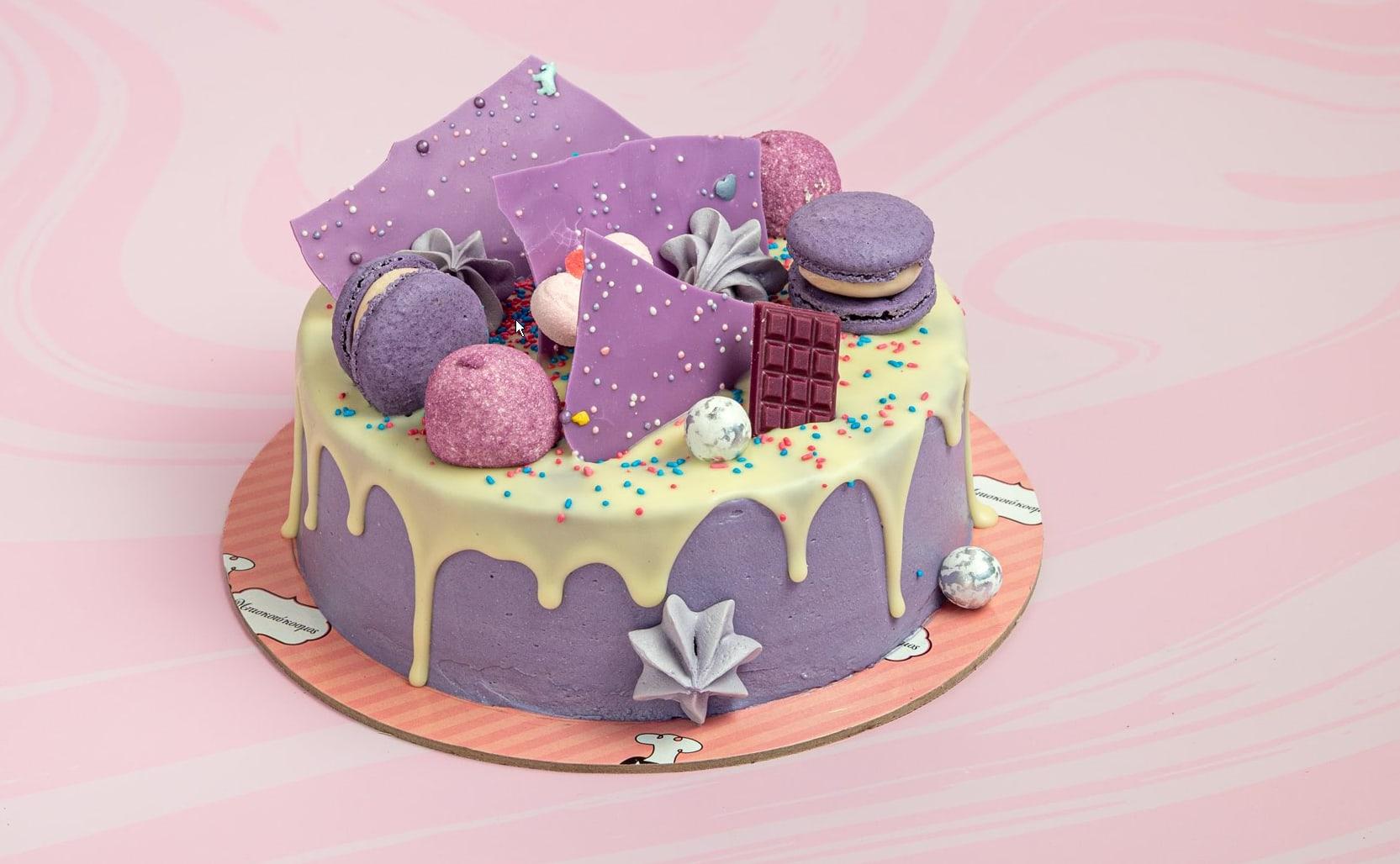 Μωβ drip τούρτα με macarons