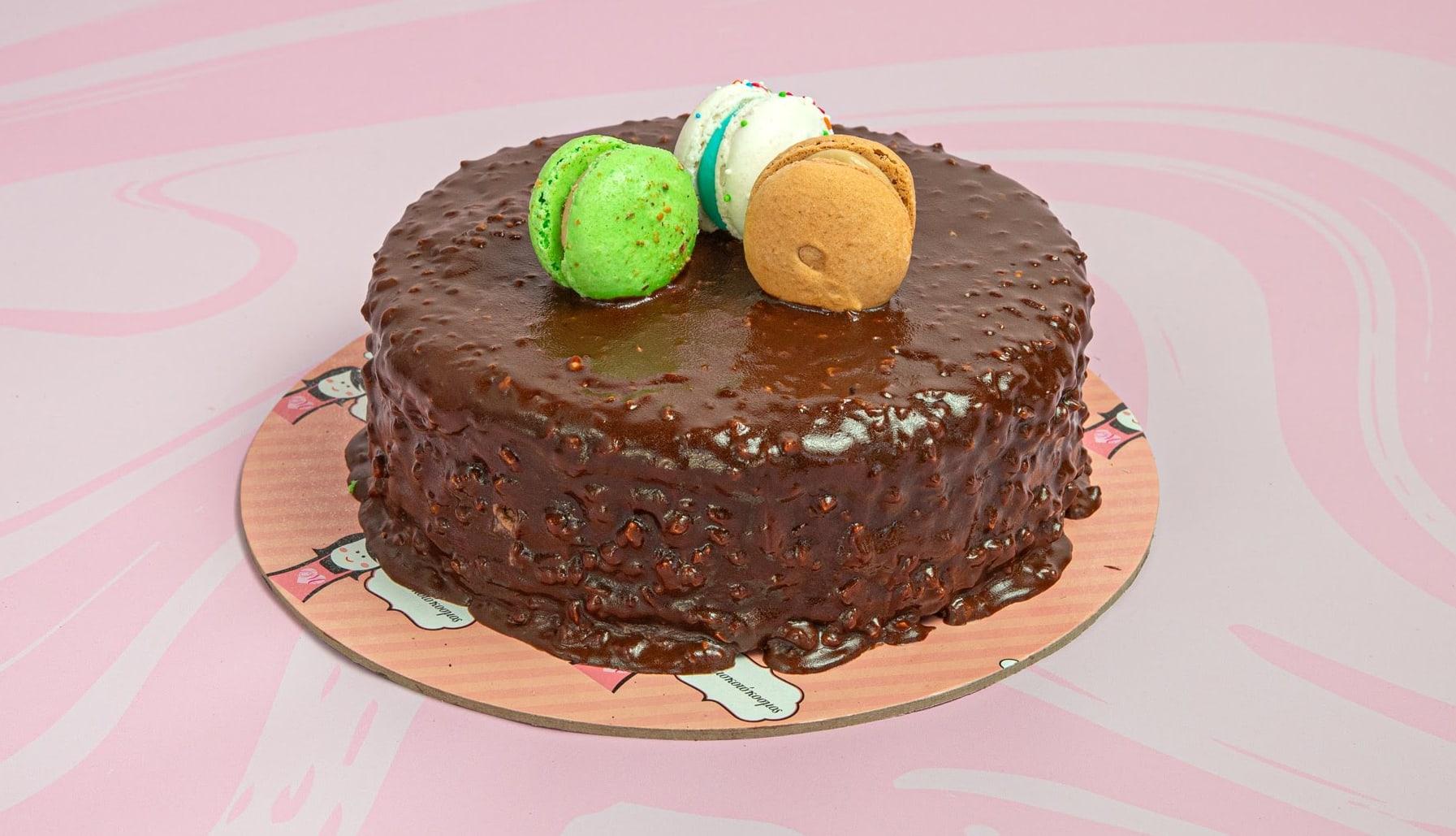 Τούρτα σοκολάτα με macarons